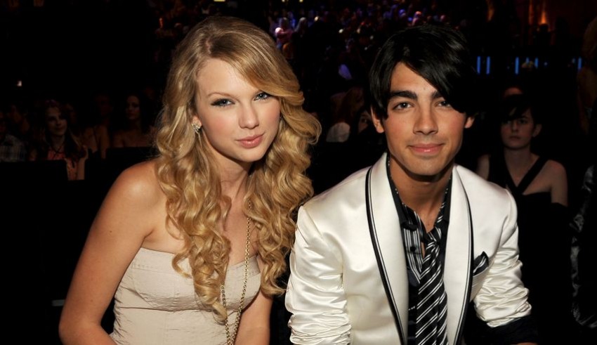 Taylor swift and jonas jonas.