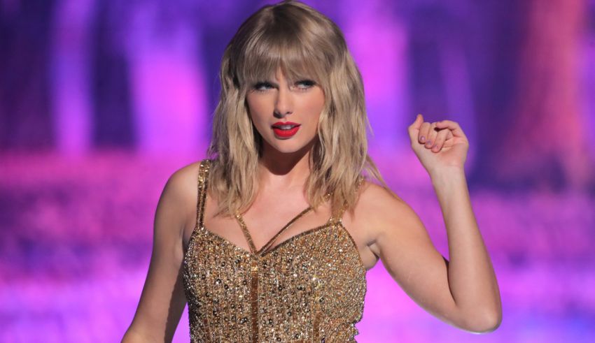 Taylor swift performs at the victoria's secret fashion show.