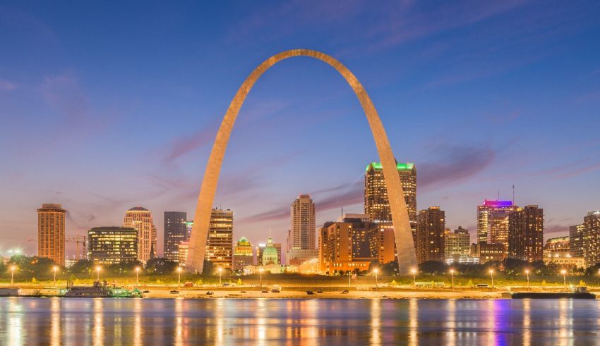 The gateway arch in st louis at dusk.