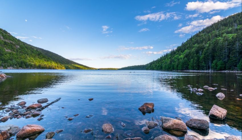 A lake surrounded by rocks and trees.
