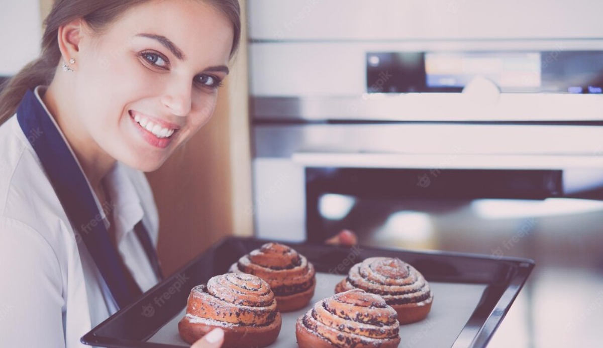 https://www.quizexpo.com/wp-content/uploads/2022/12/woman-cook-holding-plate-with-homemade-baked-goods_358354-3480.jpg