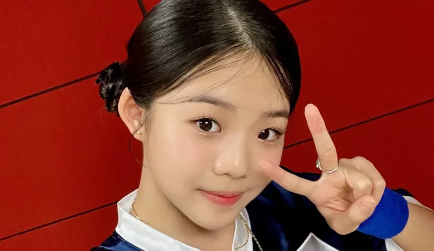 A young asian girl making a peace sign.