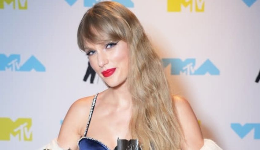 Taylor swift poses with her award at the mtv music awards.
