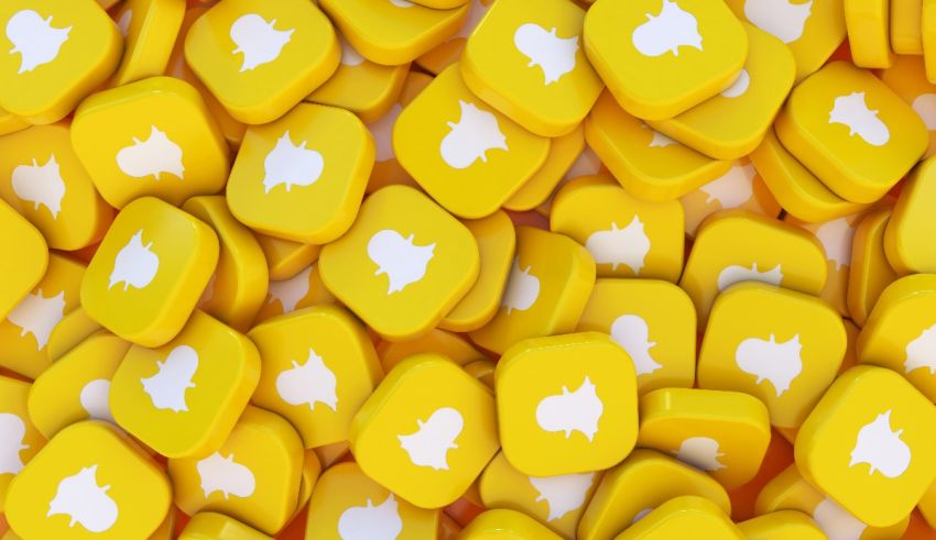 A pile of yellow and white chat bubbles.